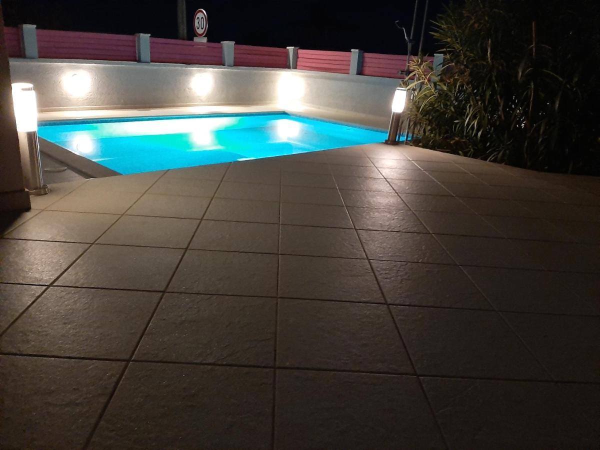 Helles Doppelzimmer Mit Bad, Terrasse Und Pool, Seperater Eingang, Liznjan, Istrien Dış mekan fotoğraf