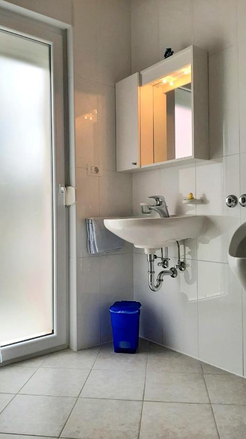 Helles Doppelzimmer Mit Bad, Terrasse Und Pool, Seperater Eingang, Liznjan, Istrien Dış mekan fotoğraf
